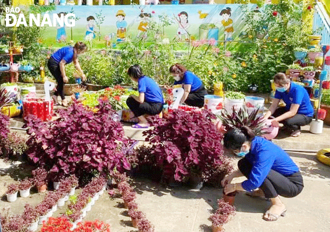 Giáo viên Trường Mầm non Hòa Phước (huyện Hòa Vang) cải tạo khu đất trống thành nơi vui chơi cho học sinh. Ảnh: T.V	