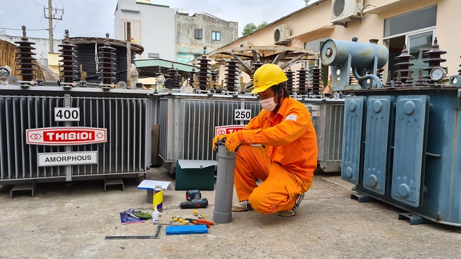 Anh Nguyễn Quốc Cường, công nhân Đội QLVH ĐZ và TBA, Điện lực Sơn Trà miệt mài bên những sáng kiến, cải tiến.