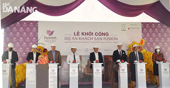 Da Nang People's Committee Vice Chairman Tran Phuoc Son (5th, left) participates in the button pressing for the Fusion Hotel Tower project's groundbreaking ceremony. Photo: THANH LAN 