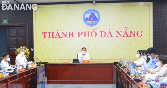 Chủ tịch UBND thành phố Lê Trung Chinh chủ trì cuộc họp. Ảnh: M.QUẾ