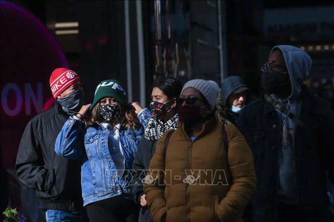 Người dân đeo khẩu trang phòng, chống COVID-19 ở New York, Mỹ. Ảnh: AFP/TTXVN