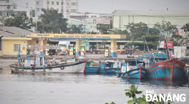 Một cửa hàng kinh doanh xăng dầu trên bờ thuộc khu vực âu thuyền và cảng cá Thọ Quang (quận Sơn Trà). Ảnh: ĐẮC MẠNH