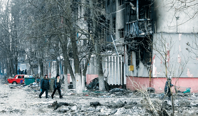 Quang cảnh đổ nát tại thành phố Mariupol. Ảnh: Reuters.