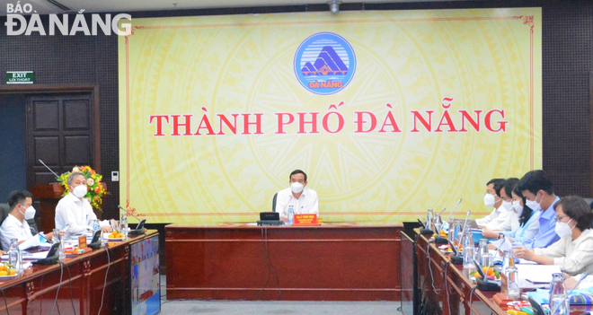 Da Nang People's Committee Chairman Le Trung Chinh chairs the meeting reviewing the ‘Digital Transformation in Da Nang’ project