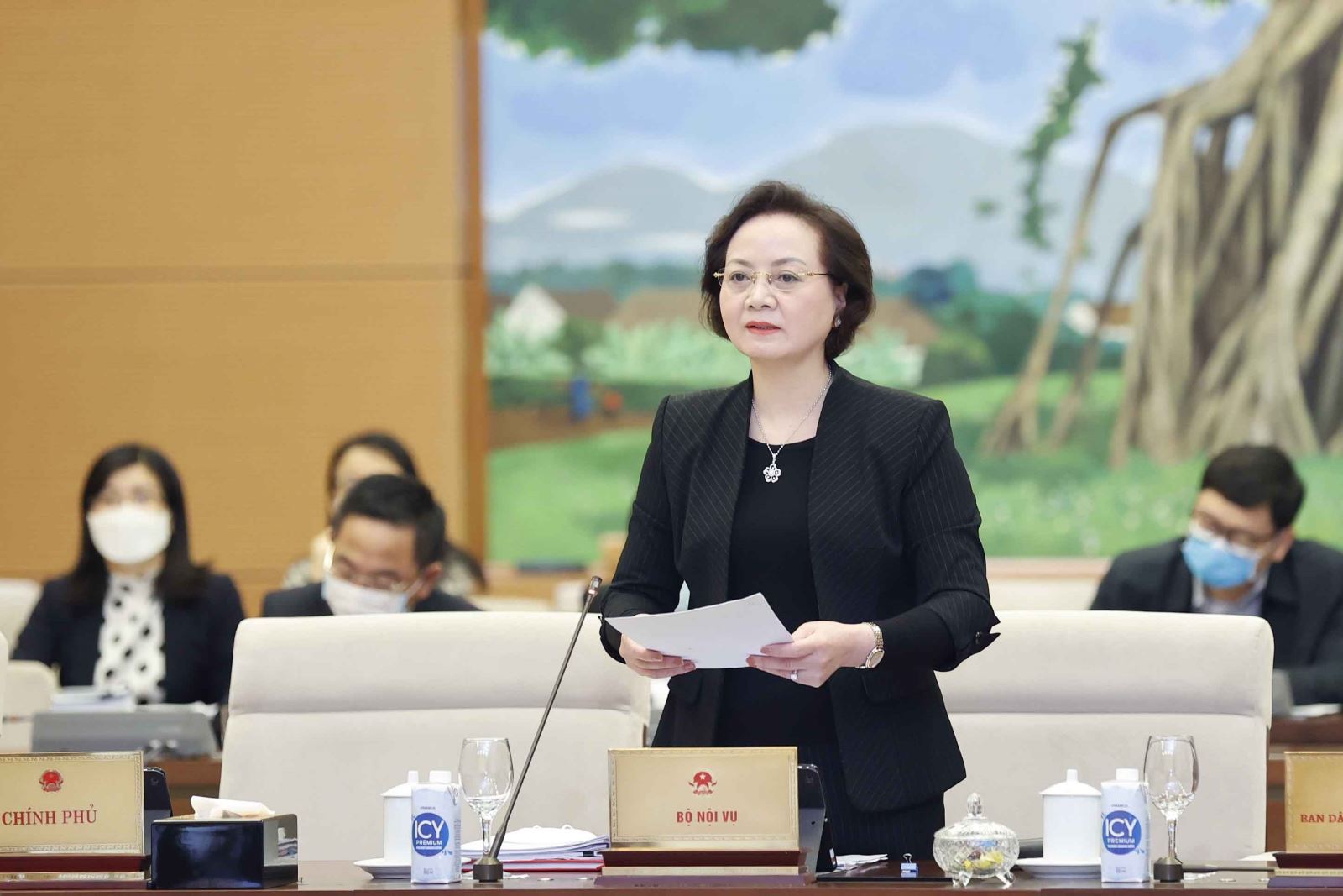 Bộ trưởng Bộ Nội vụ Phạm Thị Thanh Trà trình bày tờ trình tại Phiên họp. Ảnh: Doãn Tấn/TTXVN