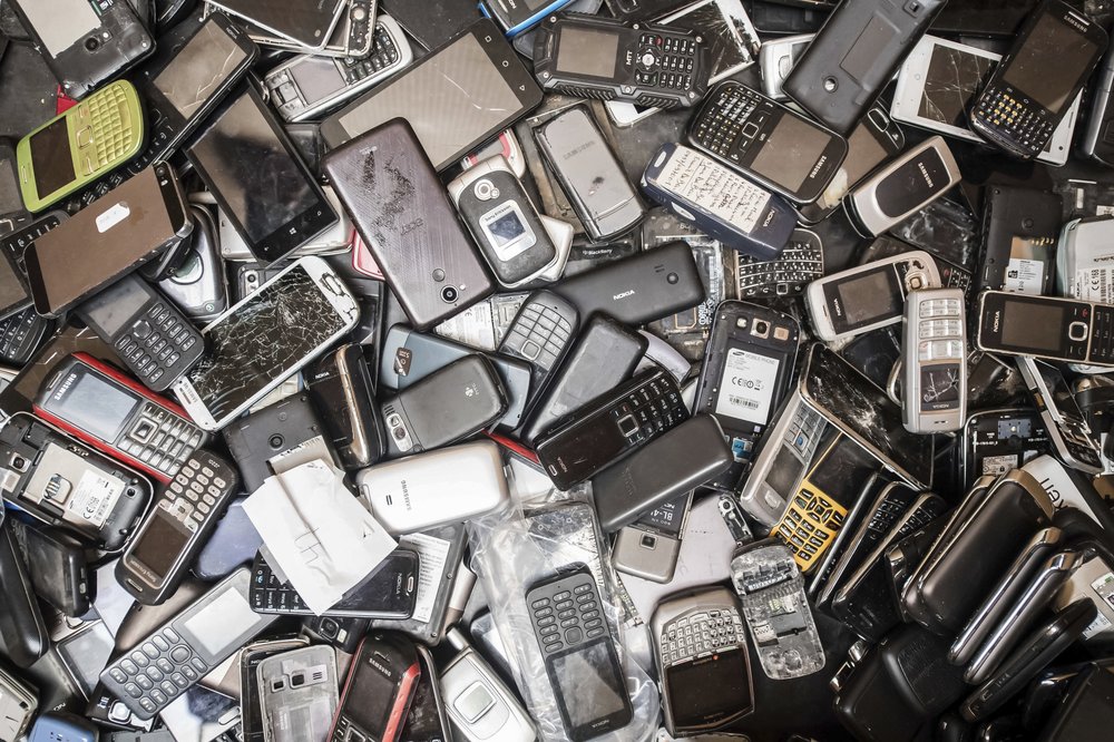 Mỗi năm trên toàn cầu có hơn 50 triệu tấn rác thải điện tử. Ảnh: AP