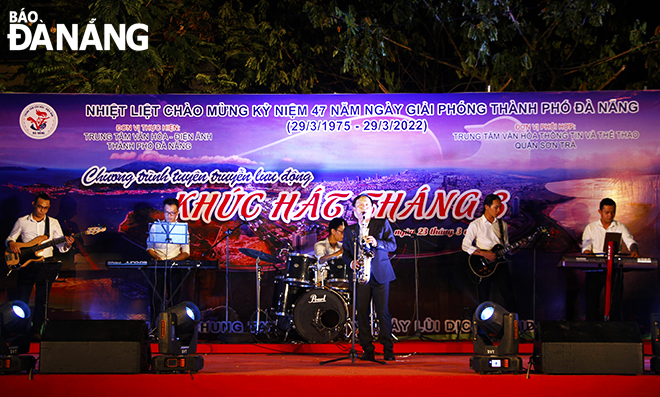 Nghệ sĩ kèn saxophone biểu diễn độc tấu nhạc cụ tại chương trình. Ảnh: XUÂN DŨNG