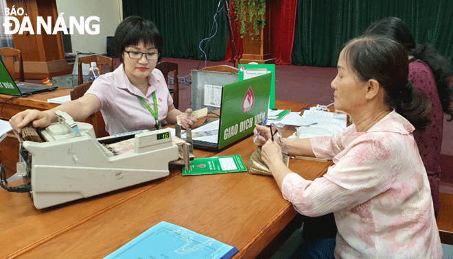 Quận Hải Châu tập trung nguồn lực để thực hiện mục tiêu giảm nghèo bền vững.  Trong ảnh: Hoạt động giao dịch của Ngân hàng Chính sách xã hội tại UBND phường Thanh Bình. Ảnh: M.QUẾ