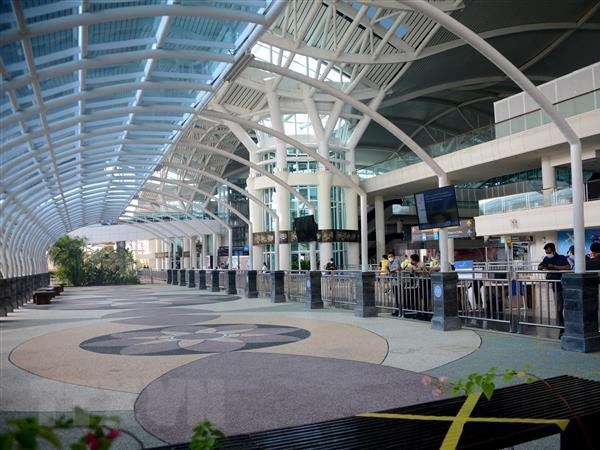 Airport staff at the international terminal area of Ngurah Rai Airport on the island of Bali, Indonesia, on October 14, 2021. (Photo: VNA)