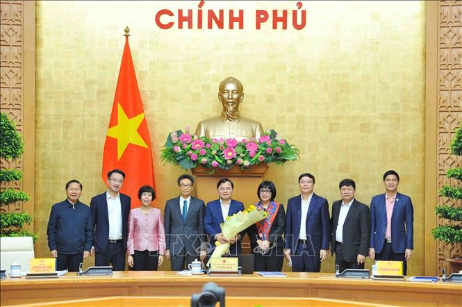 Phó Thủ tướng Vũ Đức Đam chúc mừng các thành viên Ủy ban quốc gia về thanh niên Việt Nam. Ảnh: Minh Đức/TTXVN