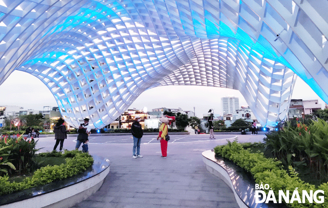 The APEC Sculpture Park, an extension of the 2017-built namesake garden on the western bank of the iconic Han River, has quickly emerged as an attractive new architecture check-in and relaxation spot for both local dwellers and tourists. Photo: THU HA