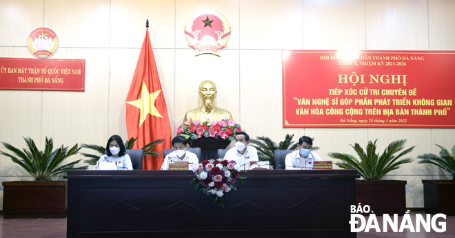 Standing Deputy Secretary of the Da Nang Party Committee cum Chairman of the municipal People's Council Luong Nguyen Minh Triet (second left), Deputy Secretary of the Party Committee cum Chairman of the People’s Committee Le Trung Chinh (second right), Vice Chairwoman of the People’s Council Cao Thi Huyen Tran (first left), and Head of the Culture and Social Affairs Committee of the City People's Council Nguyen Dinh Khanh Van (first right) were seen at the meeting. Photo: T.HUY