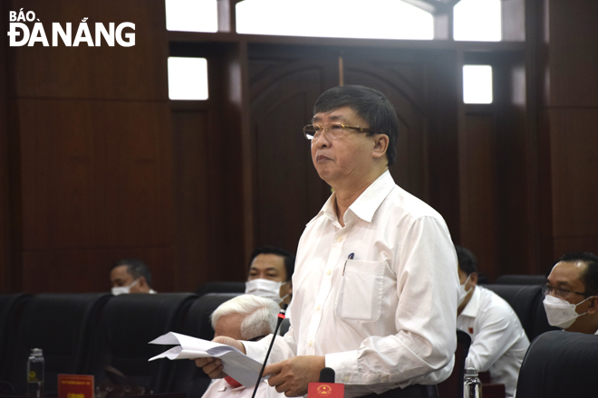 Chairman of the Da Nang Union of Literature and Arts Associations Bui Van Tieng presenting his ideas at the event. Photo: T.HUY 