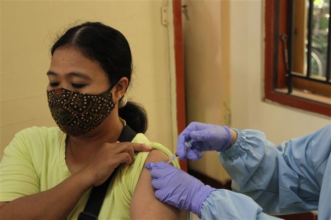 Nhân viên y tế tiêm vaccine phòng COVID-19 cho người dân tại Surakarta, Trung Java, Indonesia, ngày 22/3/2022. Ảnh: THX/ TTXVN