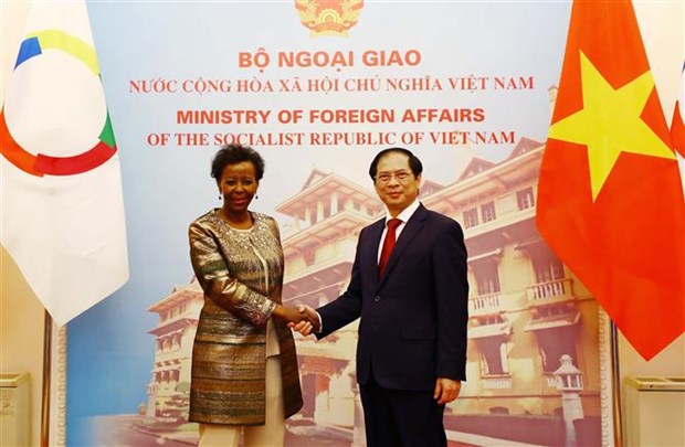 Minister of Foreign Affairs Bui Thanh Son (right) meets Louise Mushikiwabo, Secretary-General of the International Organisation of La Francophonie (OIF) in Hanoi on March 24.(Photo: VNA)