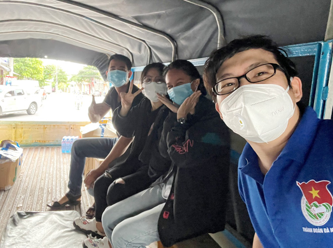 Bí thư Đoàn Thanh niên Trường Đại học Kỹ thuật Y - Dược Đà Nẵng Nguyễn Trung Nghĩa (phải) cùng cả nhóm trên đường đi lấy mẫu xét nghiệm cộng đồng tại tỉnh Phú Yên. (Ảnh nhân vật chụp tháng 8 - 2021)
