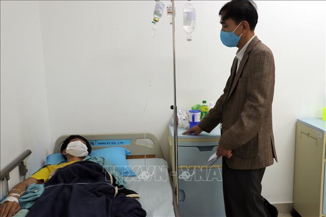 Đại diện Phòng Y tế thành phố Đà Lạt tìm hiểu thông tin vụ việc từ một bệnh nhân. 