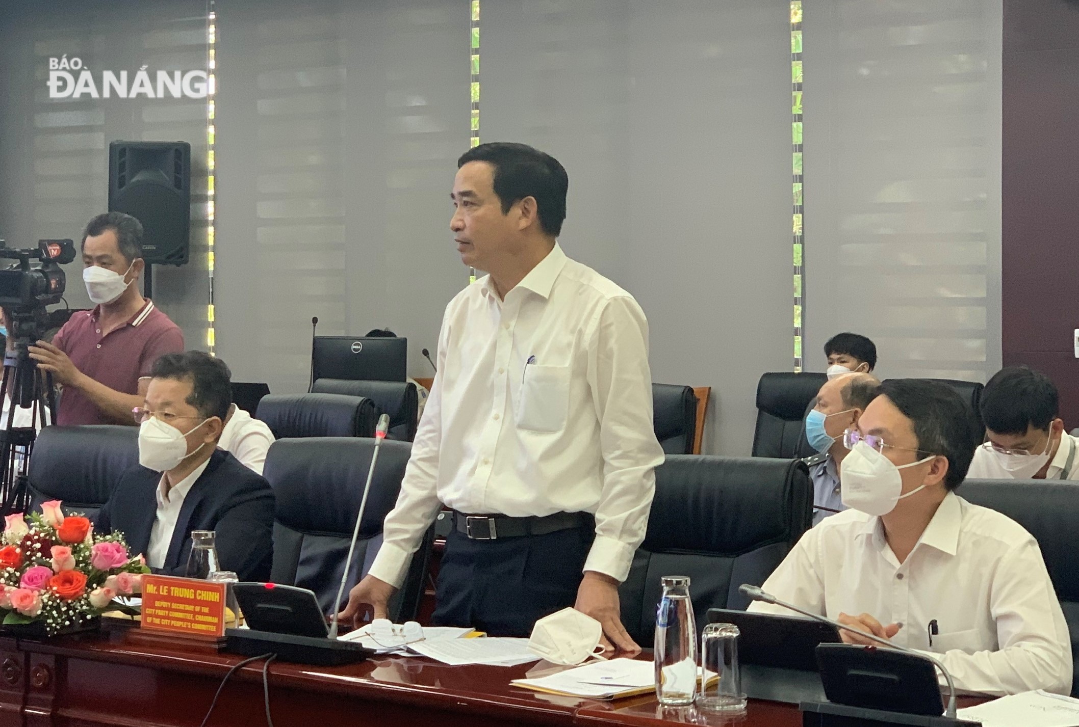 Secretary of the Da Nang Party Committee cum Head of the National Assembly Deputies’ delegation Nguyen Van Quang (sitting on left side), and Chairman of the municipal People's Committee Le Trung Chinh (standing) at the meeting. Photo: KHANG NINH