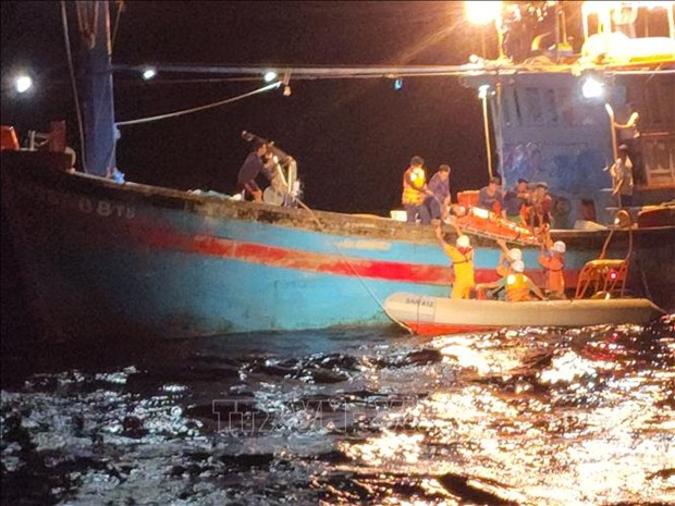 The fisherman are brought to shore for medical treatment. (Photo: VNA)