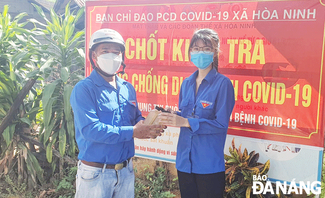 Đoàn xã Hòa Ninh (huyện Hòa Vang) hỗ trợ nước uống cho các đoàn viên, thanh niên trực chốt kiểm tra phòng chống Covid-19 trên địa bàn xã. Ảnh: G.H