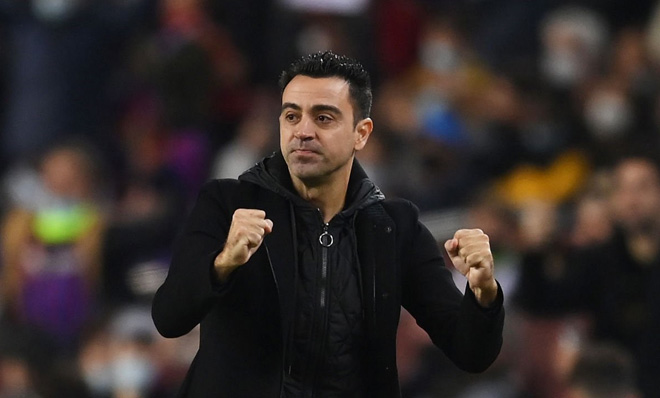 HLV Xavi Hernandez ăn mừng chiến thắng 4-0 ở trận Siêu kinh điển một cách nhẹ nhàng. Ảnh: Getty Images