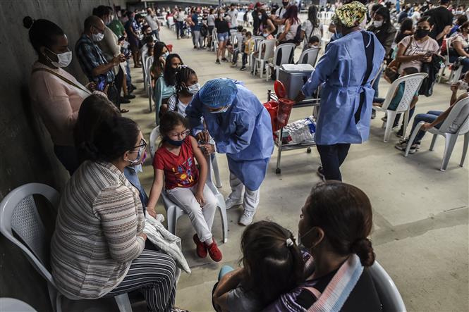 Nhân viên y tế tiêm vaccine ngừa Covid-19 cho trẻ em tại Medellin, Colombia. Ảnh: AFP-TTXVN