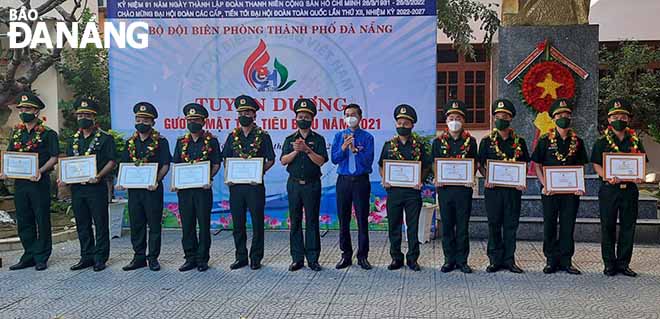Đại úy Lê Xuân Nghĩa (thứ 4, trái sang) là 1 trong 10 gương mặt trẻ tiêu biểu được Bộ đội Biên phòng thành phố tuyên dương. Ảnh: PHƯƠNG MINH