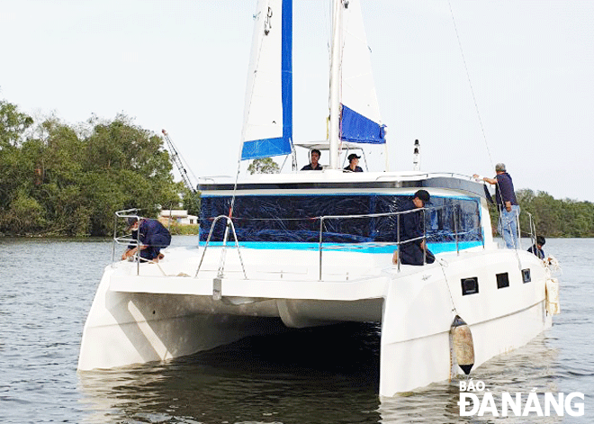 A two-hull tourist boat is about to be put into operation on the CT15 inland wharf - Hon Sup - Bai Nam - Bai Da - CT15 inland wharf route