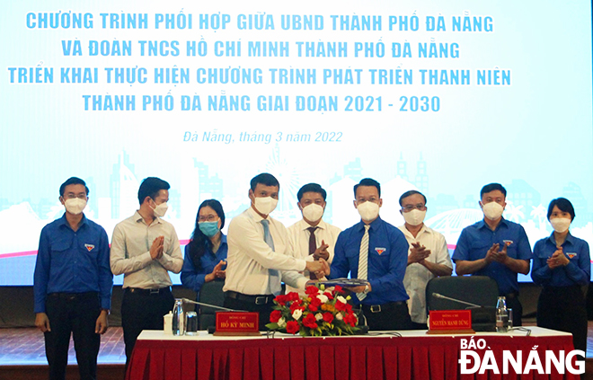 Standing Vice Chairman of the Da Nang People's Committee Ho Ky Minh (left) and Secretary of the municipal Youth Union Nguyen Manh Dung sign the city's youth development programme for the 2021 -  2030 period. Photo: T.S