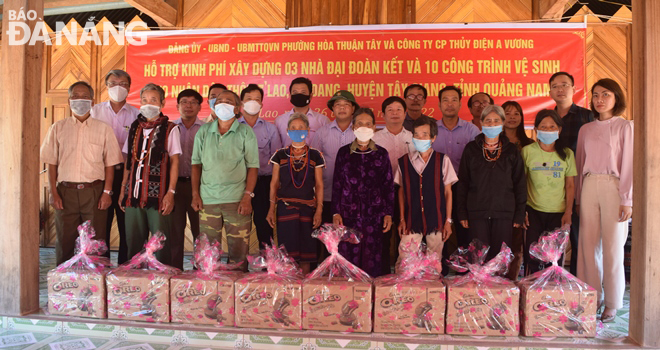 Hai Chau District People's Committee, A Vuong Hydropower Joint Stock Company and the Hoa Thuan Tay Ward admonition present gifts to ethnic minorities at the resettlement site in Z'Lao village, Dang Commune, Tay Giang District, Quang Nam Province. Photo: HOANG HIEP