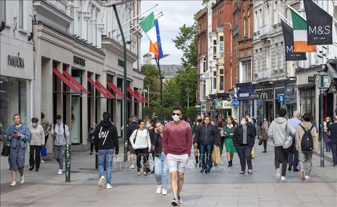 Người dân đeo khẩu trang phòng lây nhiễm COVID-19 tại Dublin, Ireland ngày 18/9/2020. Ảnh: AFP/TTXVN