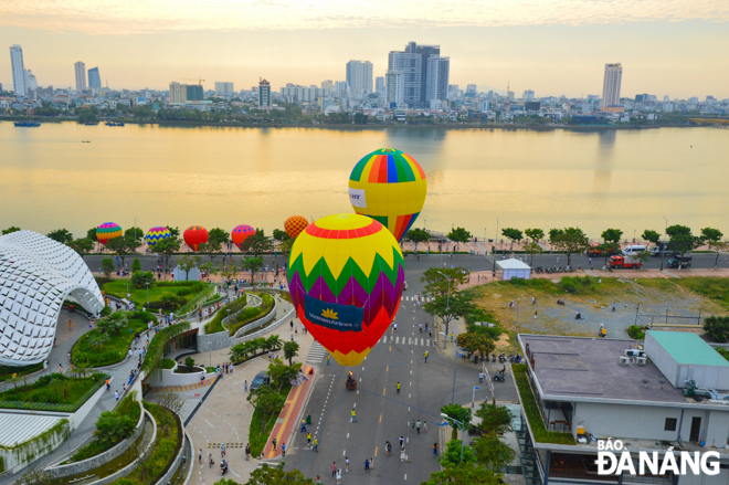 Những quả khinh khí cầu đủ màu sắc nổi bật dưới ánh bình minh sông Hàn. Ảnh: XUÂN SƠN