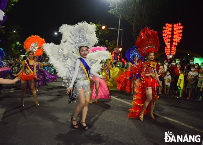 Dancers getting dressed in beautiful and youthful costumes showed off the beauty of their bodies and the fluidity of the dances.