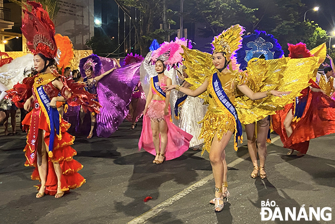 Nearly 250 dancers performed Vietnamese and international musical compositions with joyful and bustling tunes of such highly-popular dances as pasodop, rumba, chachacha, tango, disco, salsa and bachata.