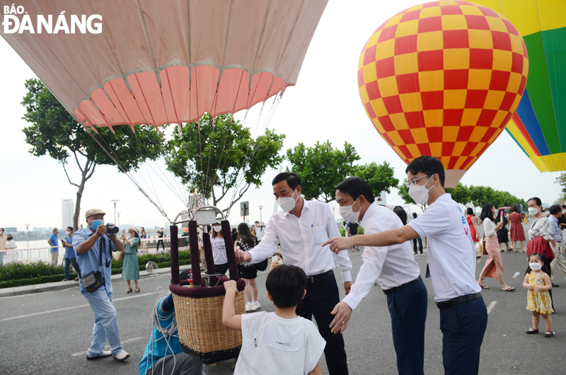 Da Nang Peoples Committee Chairman Le Trung Chinh (third from the right) attends the hot air balloon festival to mark the resumption of international routes from the city. Photo: THU HA.