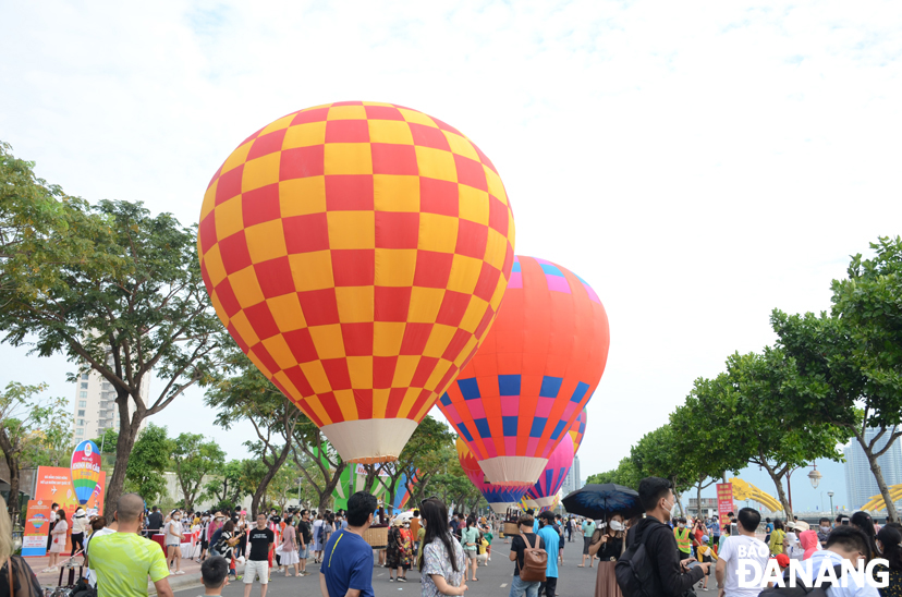 The Hot Air Balloon Festival attracts a great deal of attention from locals and tourists. Photo: THU HA.