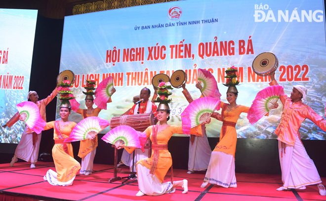 Một tiết mục biểu diễn nghệ thuật Chăm đặc sắc tại hội nghị xúc tiến, quảng bá du lịch Ninh Thuận. Ảnh: HOÀNG HIỆP