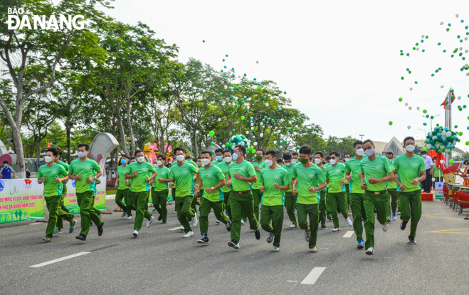 Participating runners were seen strictly following the 5K recommendations of the Vietnamese Health Ministry.