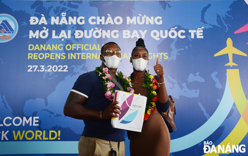 Visitors on the first international flight to Da Nang were given welcome flowers and gifts. Photo: THU HA