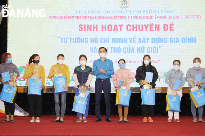Ông Nguyễn Duy Minh (giữa), Chủ tịch Liên đoàn Lao động thành phố trao quà hỗ trợ cho lao động nữ đơn thân, có hoàn cảnh khó khăn. Ảnh: P.T