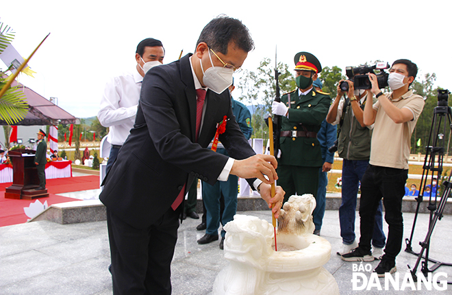 Bí thư Thành ủy Nguyễn Văn Quảng thắp nhang tại bia chiến tích. Ảnh: XUÂN DŨN