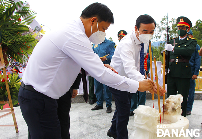 Phó Bí thư Thành ủy, Chủ tịch HĐND thành phố Lương Nguyễn Minh Triết (bìa trái) và Chủ tịch UBND thành phố Lê Trung Chinh (bìa phải) thắp nhang tưởng niệm các liệt sĩ tại công viên văn hóa Khu chiến tích Gò Hà. Ảnh: XUÂN DŨNG