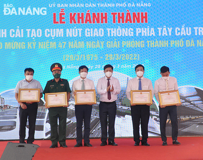 Phó Bí thư Thường trực Thành ủy, Chủ tịch HĐND thành phố Lương Nguyễn Minh Triết (thứ 3 từ phải sang) trao quà của thành phố cho các tổ chức, cá nhân có thành tích xuất sắc trong xây dựng công trình). Ảnh: THÀNH LÂN