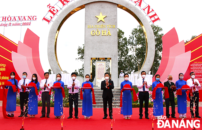 Secretary of the municipal Party Committee Nguyen Van Quang (eighth, left), Standing Deputy Secretary of the Party Committee Luong Nguyen Minh Triet (sixth, left), Chairman of the People's Committee Le Trung Chinh (tenth, left) cutting the ribbon to inaugurate the cultural park in the Go Ha relic site in Hoa Vang District. Photo: Xuan Dung