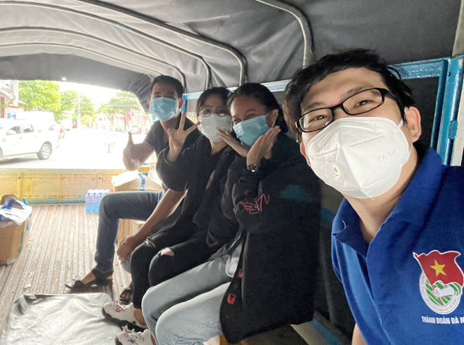 Secretary of the Youth Union of Da Nang University of Medical Technology and Pharmacy Nguyen Trung Nghia (right) and his collogues on their way to do the sampling for testing in Phu Yen Province. (Photo courtesy of the character taken in August - 2021)