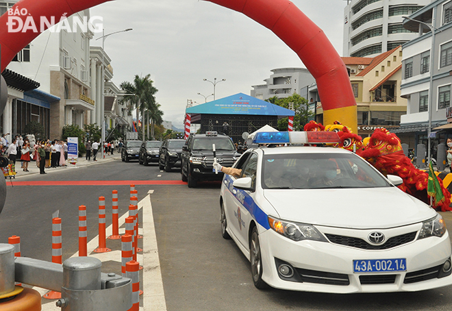 The official opening ceremony on Monday morning of traffic infrastructure project at western end of the Tran Thi Ly Bridge in progress. Photo: THANH LAN