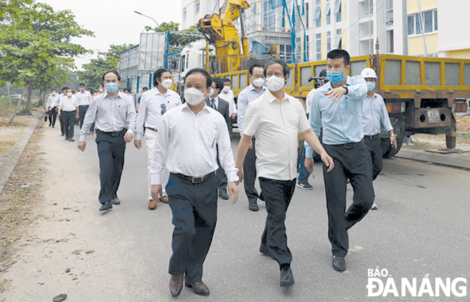 Đoàn công tác Bộ Giáo dục và Đào tạo cùng lãnh đạo Đại học Đà Nẵng kiểm tra thực tế dự án Làng Đại học Đà Nẵng trong tháng 3 -2022.  Ảnh: NGỌC HÀ