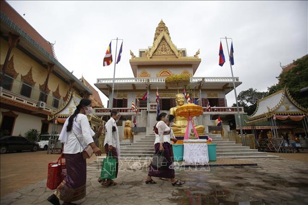 People wear masks to prevent COVID-19 infection in Phnom Penh, Cambodia. (File photo: Xinhua/VNA)