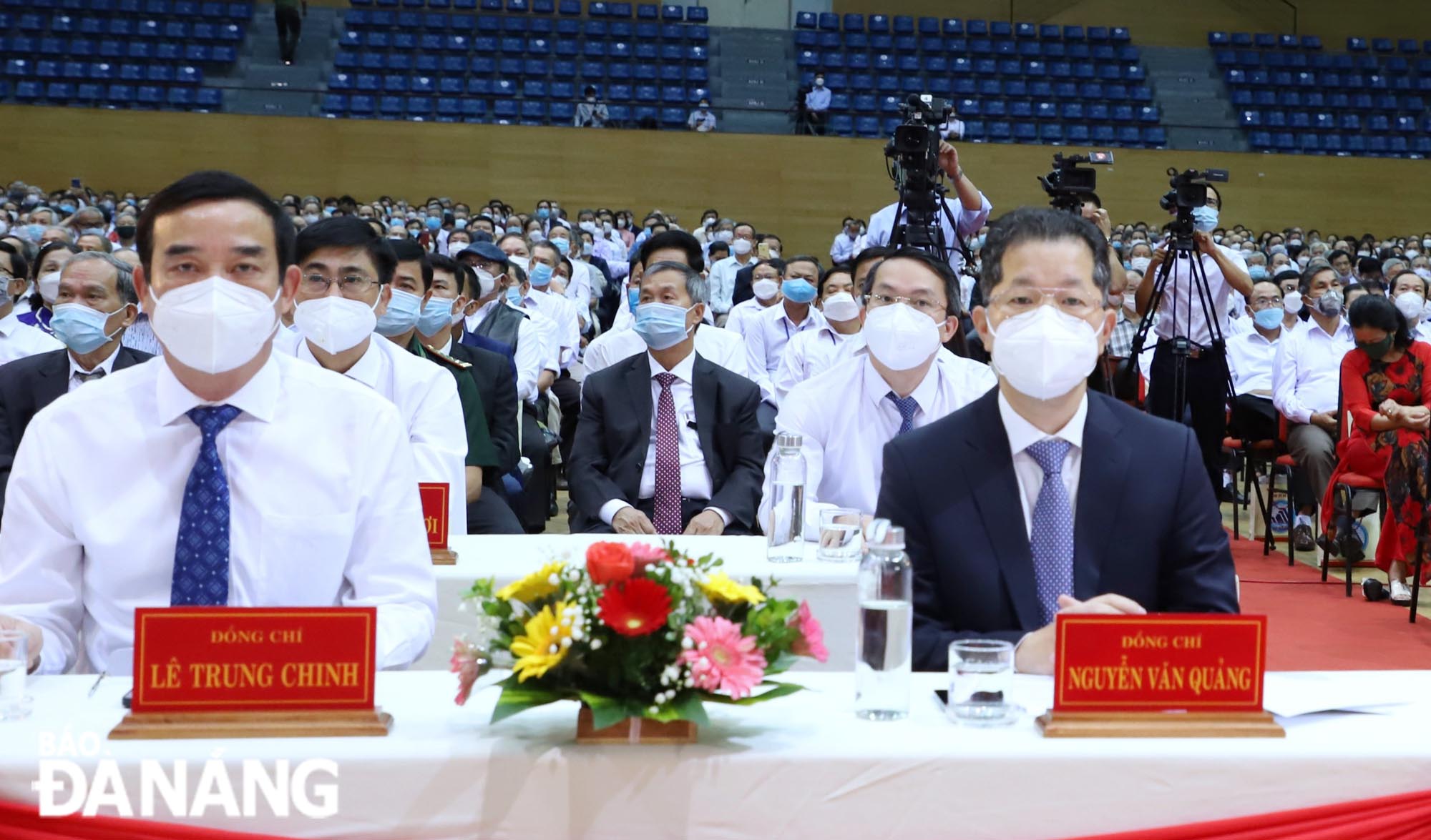 Bí thư Thành ủy Nguyễn Văn Quảng (bên phải) và Chủ tịch UBND thành phố Lê Trung Chinh (bên trái) cùng các đại biểu dự hội nghị. Ảnh: NGỌC PHÚ