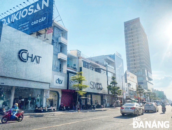 Phố chuyên doanh thời trang trên tuyến đường Lê Duẩn (quận Hải Châu) là một trong những tuyến đường đẹp, thu hút khách du lịch của Đà Nẵng. Ảnh: QUỲNH TRANG
